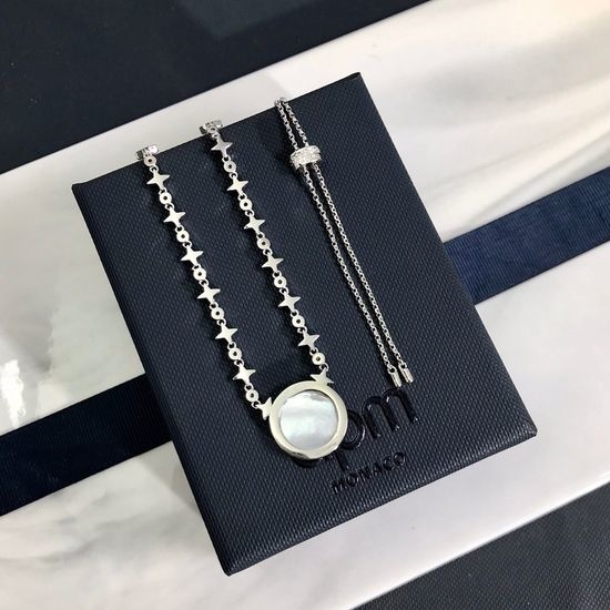 Apm monaco Short Mother of Pearl Clavicle Necklace