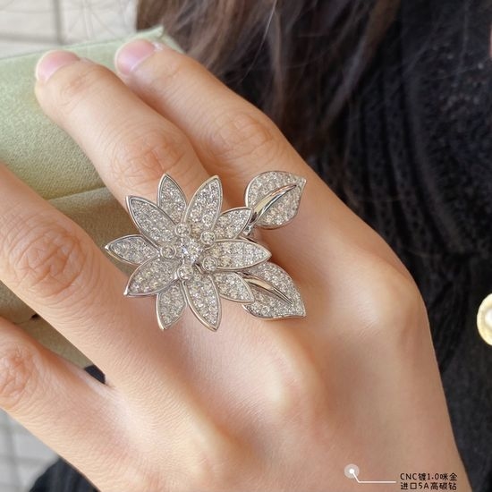 Van Cleef & Arpels VCA Lotus Shape Adjustable Design Ring