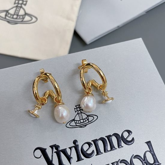 Vivienne Westhood Baroque Pearl Saturn Bracelet