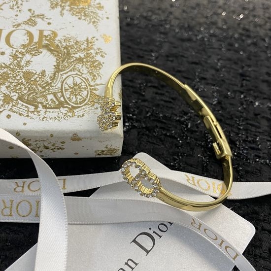 Christian Dior CD Elegant Skin-toning Fashion Bangle