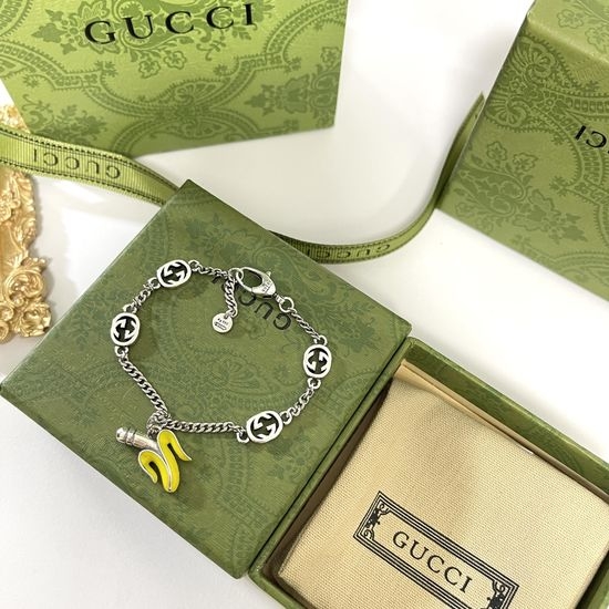 Gucci Banana Shape Chain Bracelet Fashion Accessory