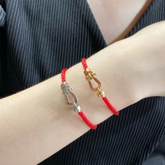 Fred Polished Horseshoe Buckle Red String Bracelet