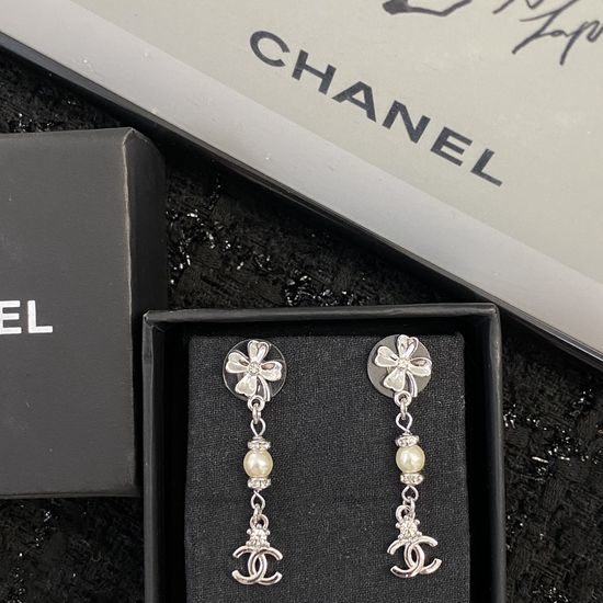 Chanel Graceful Four-Leaf C Pearl Water Diamond Earrings