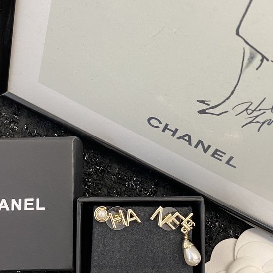 Chanel Asymmetric Pearl Drop Earrings Elegant Graceful Style