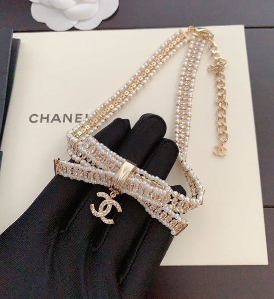Chanel Bow Pearl Decorated Pendant Necklace