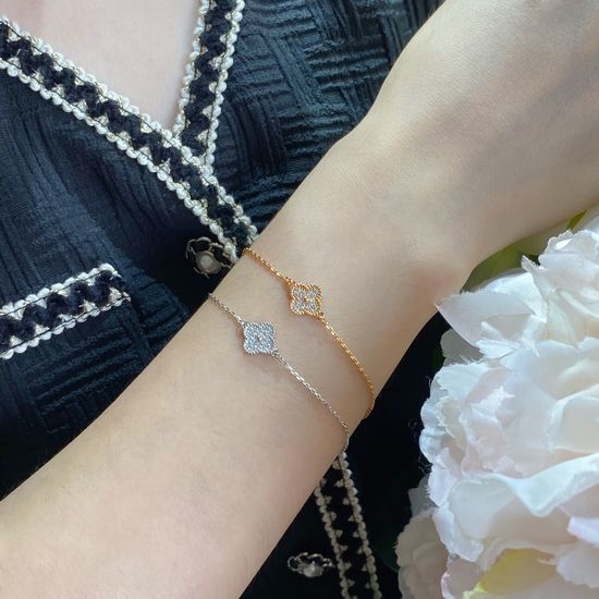 Van Cleef & Arpels VCA Diamond Mini Single Flower Bracelet Elegant