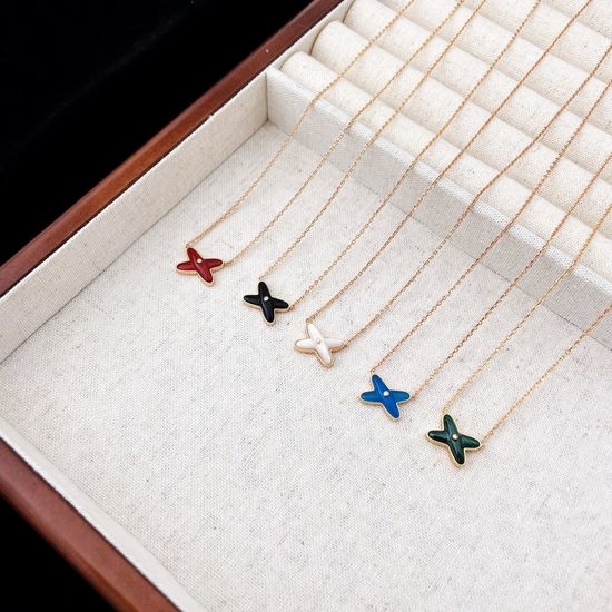 Van Cleef & Arpels VCA Elegant Gemstone Adjustable Pendant Necklace