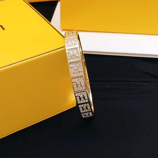 Fendi Classic Exquisite Bangle