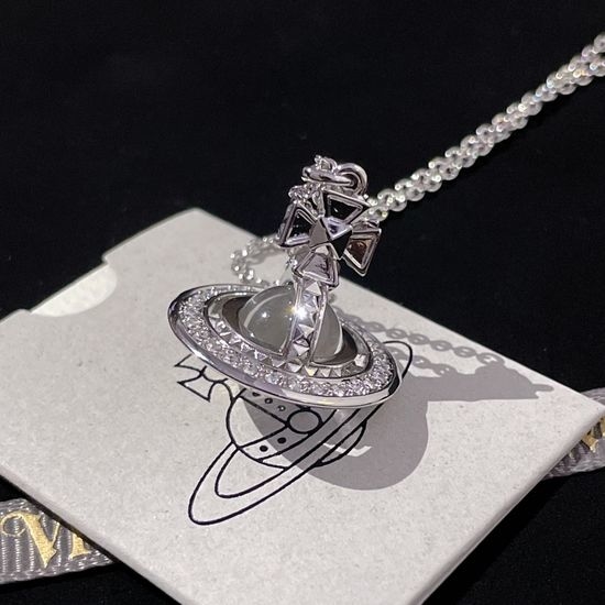 Vivienne Westhood Saturn Pendant Inlaid Crystal Necklace