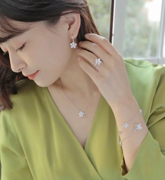 Graff Flower Shaped Stud Earrings Jewelry