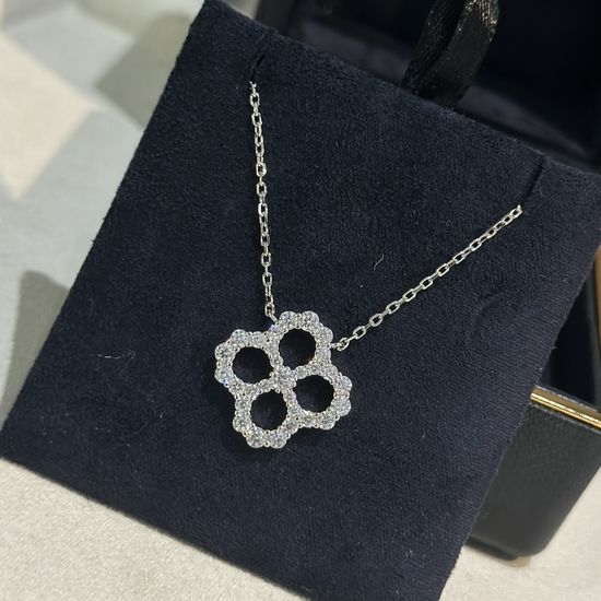 Harry Winston Four Leaf Clover Hollow Silver Necklace