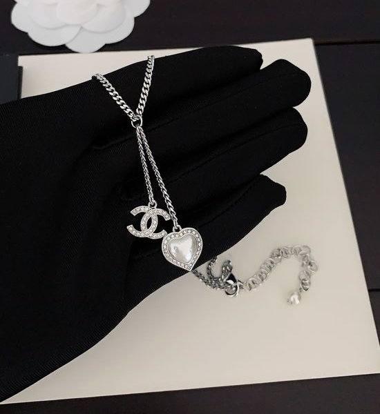 Vivienne Westhood White Gold Heart Chain Necklace