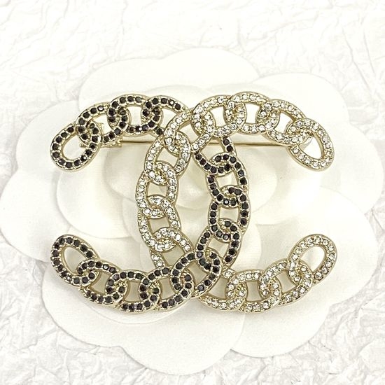 Chanel Twisted Rhinestone Inlaid Brooch Delicate Jewelry