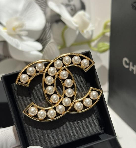 Chanel Classic Pearl Minimalist Versatile Brooch