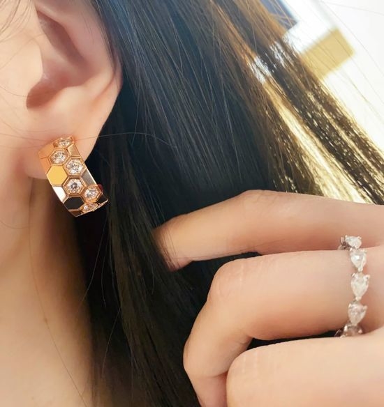Van Cleef & Arpels VCA Shiny Honeycomb Design Earrings