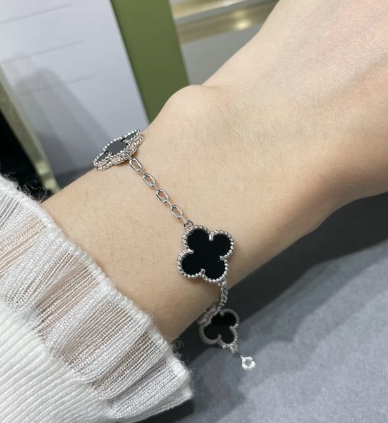 Van Cleef & Arpels VCA Classic Black Onyx Clover Bracelet