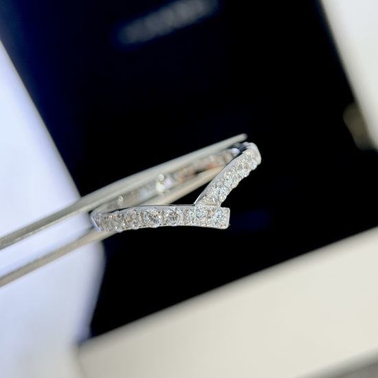 Harry Winston V-shaped Asymmetric Diamond Ring