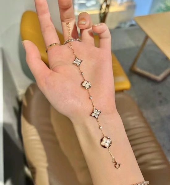 Louis Vuitton LV Mother of Pearl Four Flower Bracelet