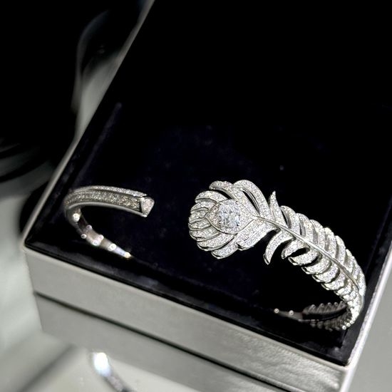 Chanel Feather Single Diamond Bangle Bracelet