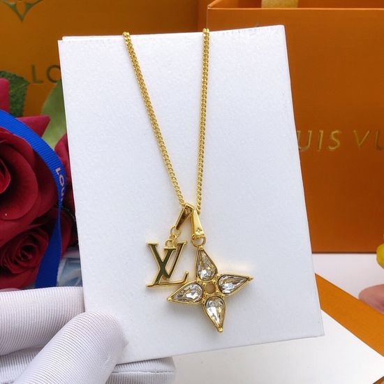 Louis Vuitton LV Star Inlaid Pendant Necklace Delicate Jewelry