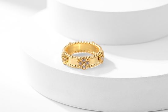 Van Cleef & Arpels VCA Lucky Pattern Diamond Decorated Ring