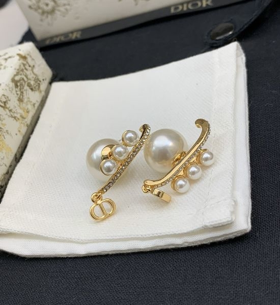 Christian Dior CD Dainty Pearl Daily Earrings