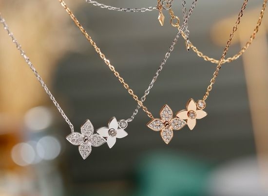 Louis Vuitton LV Diamond Flower Pendant Necklace