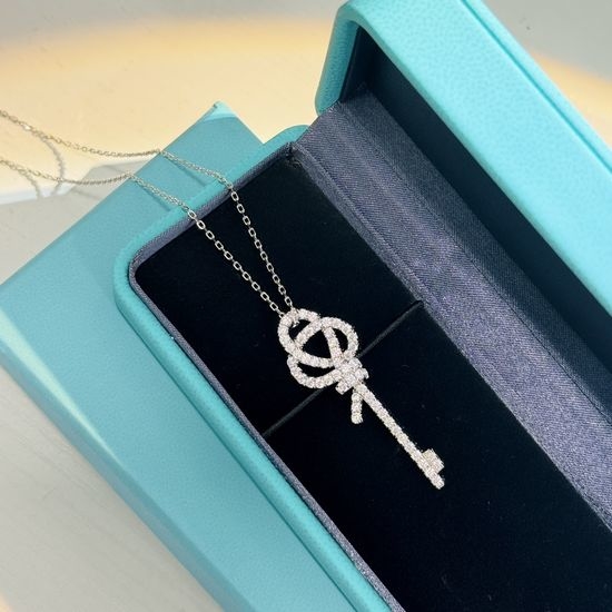 Tiffany & Co. Knot Pendant Necklace Polished Gold