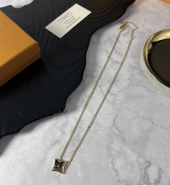 Louis Vuitton LV Shell Carved Flower Pendant Diamond Necklace