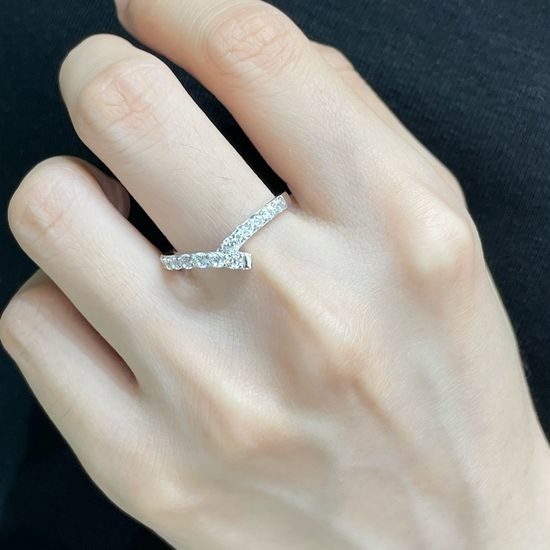 Harry Winston Knot Design Delicate Ring