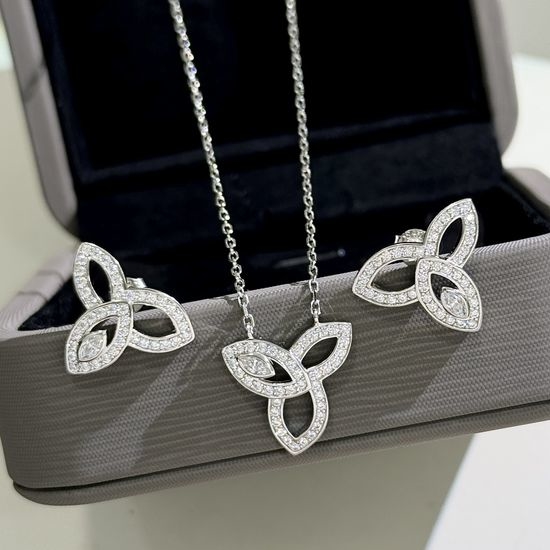 Harry Winston Hollow Clover Pendant Sterling Silver Necklace