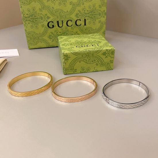 Gucci Classic Pendant Necklace and Bracelet