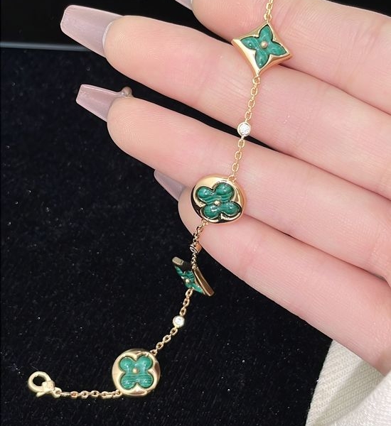 Van Cleef & Arpels VCA Malachite Clover Design Elegant Necklace