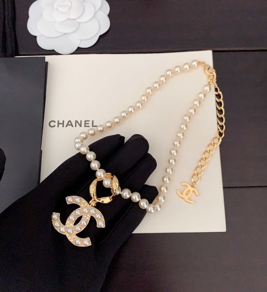 Chanel Elegant Pearl Necklace Brass Material