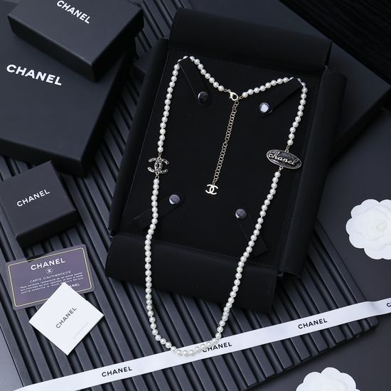Chanel Oval Pearl Sweater Chain Enamel Splicing Design