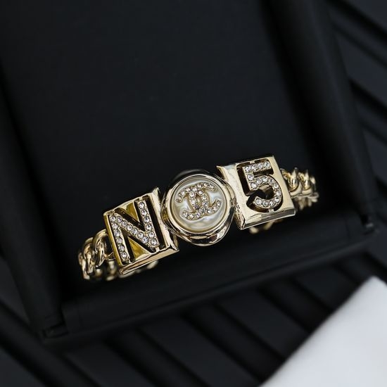 Chanel Classic Letter Bangle Elegant Versatile Daily Jewelry