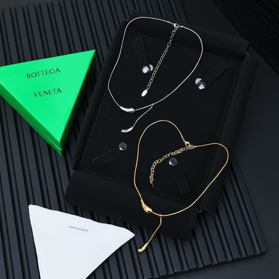 Bottega Veneta BV Teardrop Pendant Necklace