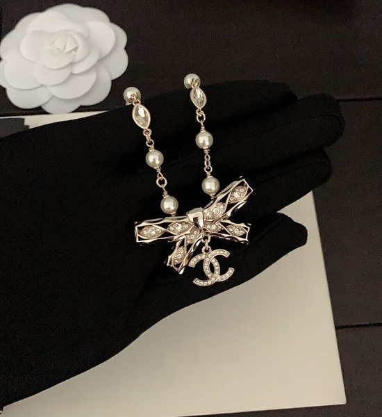 Chanel Bow Pearl Necklace