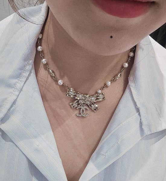 Chanel Bow Pearl Choker Necklace Elegant Style