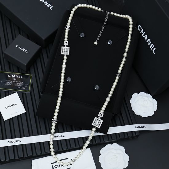 Chanel Hollow Rhinestone Pearl Sweater Chain