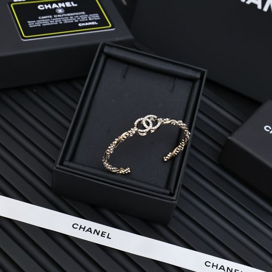 Chanel Rhinestone Twist Open Bracelet Retro Chic Design