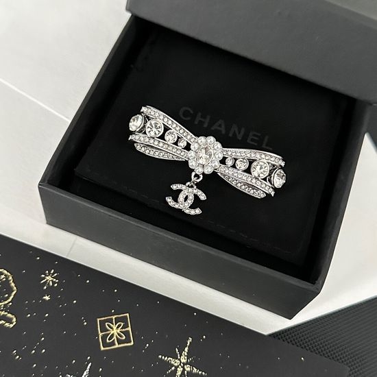 Chanel Bow Pearl Brooch Elegant Versatile Accessory
