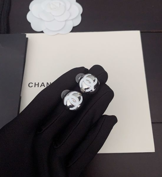 Chanel White Gold Smooth Circle Stud Earrings