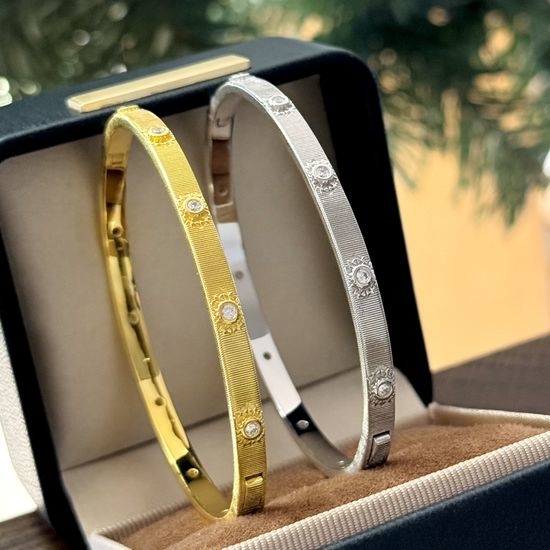 Graff Satin Finish Ten Diamond Bangle