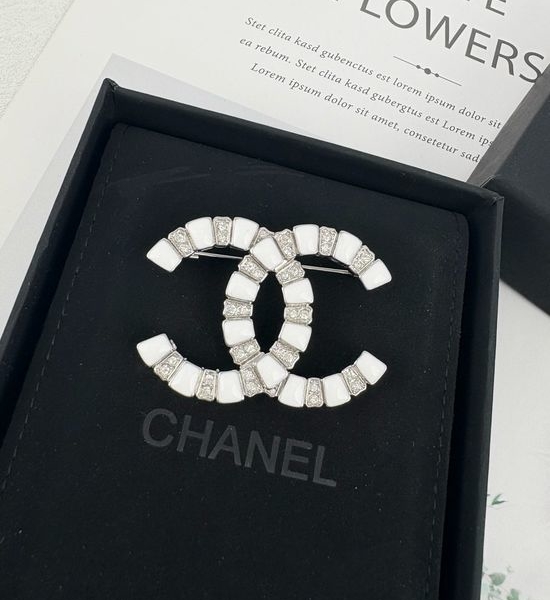 Chanel Enamel Crystal Brooch Light Luxury Design