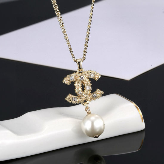 Chanel Classic Pearl Pendant Necklace For Daily Wear