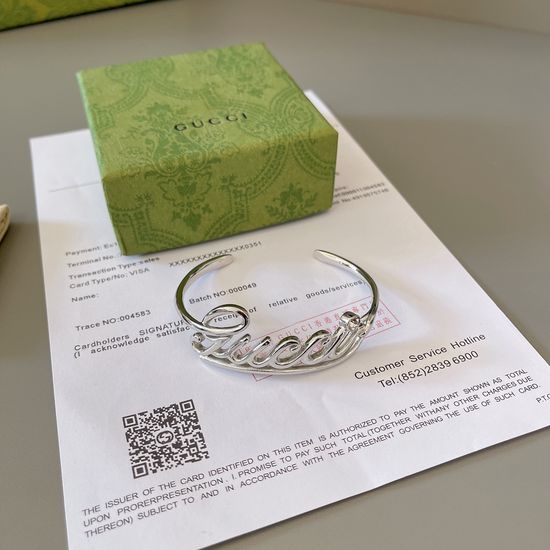 Gucci Sleek White Gold Bangle Elegant Design