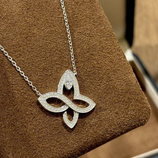 Harry Winston Elegant Butterfly Pendant Necklace