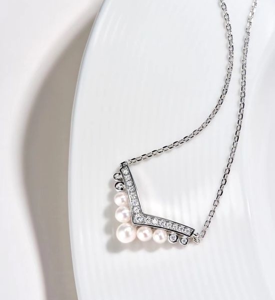 Louis Vuitton LV Classic V-Shaped Pearl Gold Necklace