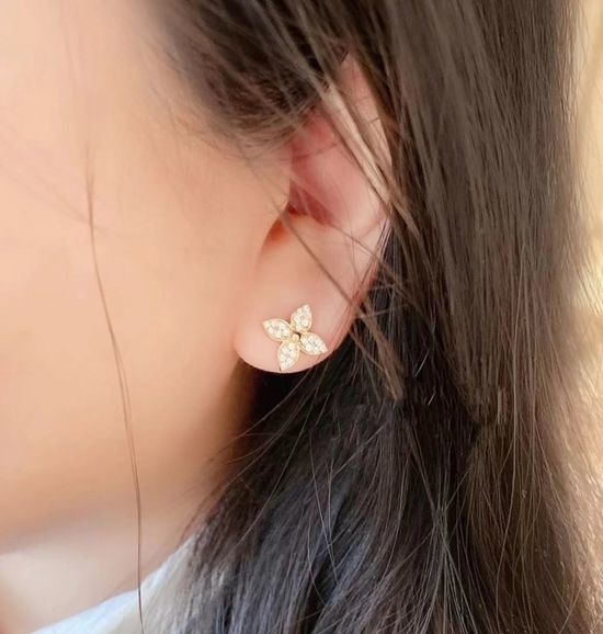 Louis Vuitton LV Single Flower Diamond Stud Earrings